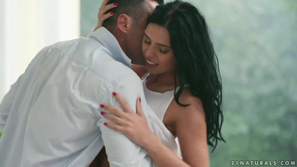 Красивый и страстный секс мужчины и его молодой развратной спутницы